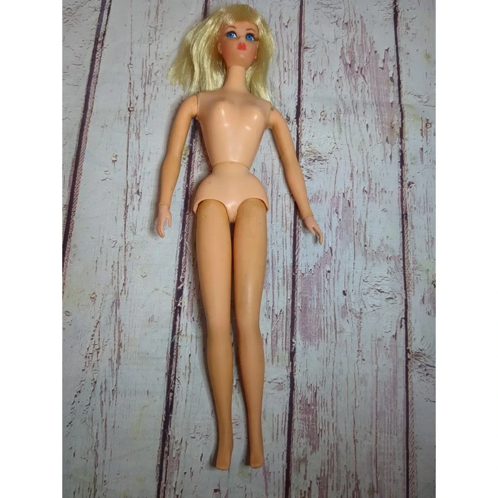 Vintage 1970 Dramatic New Living‎ Barbie Doll Blonde Side Glance Eyes